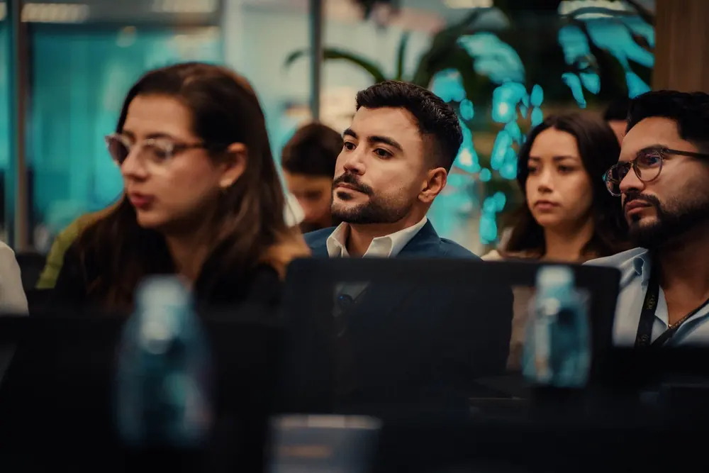 Participantes do Doctor Led Growth atentos durante a imersão