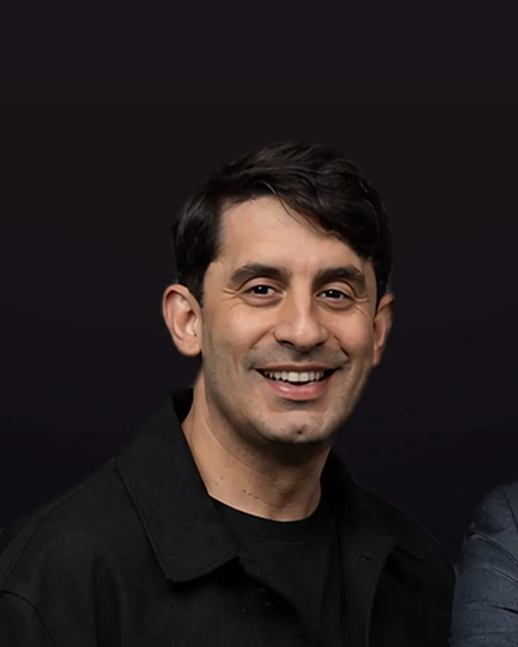 Guilherme Galvão, diretor comercial da Aceleraí, sorrindo em retrato sobre fundo escuro