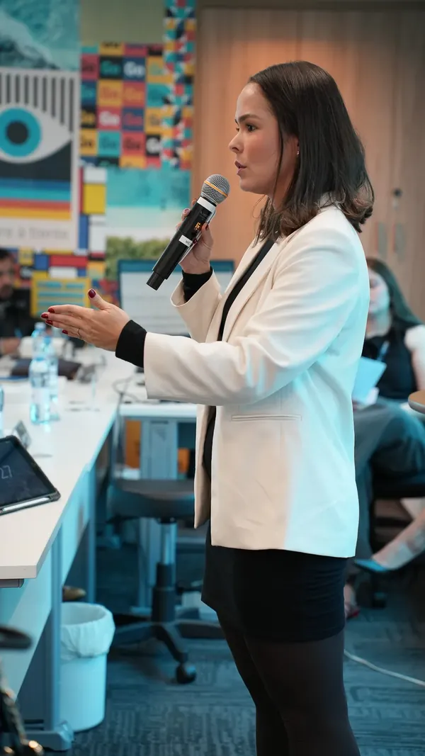 Mentora Caroline Mota conduzindo uma mentoria para donos de clínica em sala da 5G Company