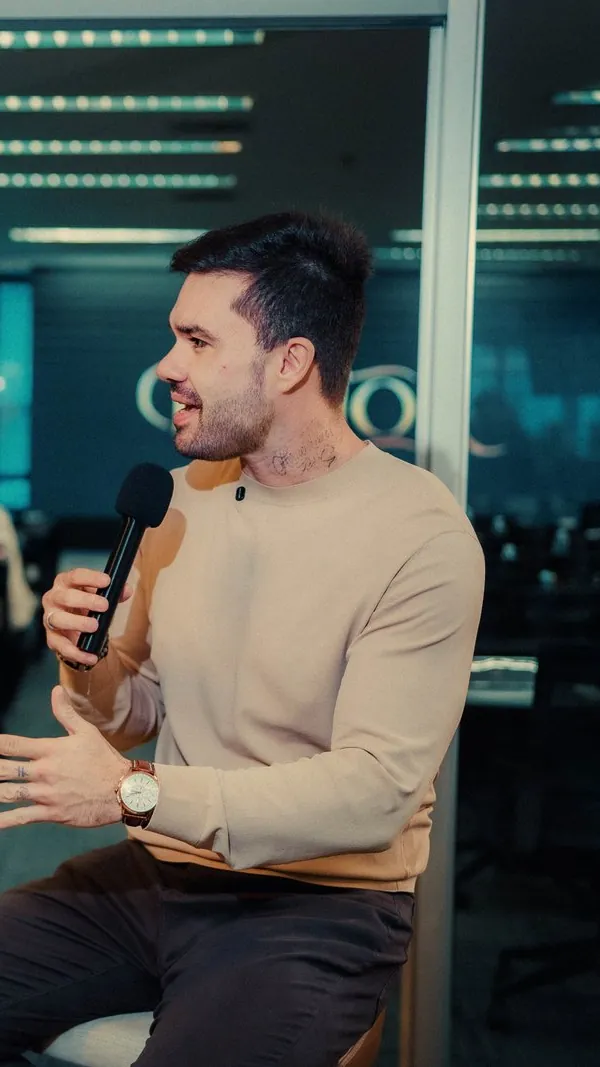 Beto Quintão falando ao microfone ao lado de um convidado durante o Doctor Led Growth