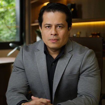 Dr. Eder Ferreira, membro do MedHub, de blazer cinza em retrato