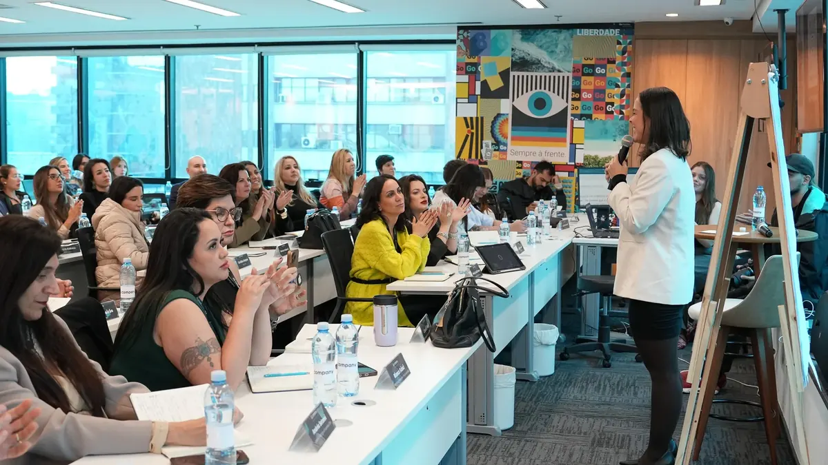 Sala cheia em mentoria da 5G Company: turma de médicos e empresários da saúde atenta à mentora Caroline Mota